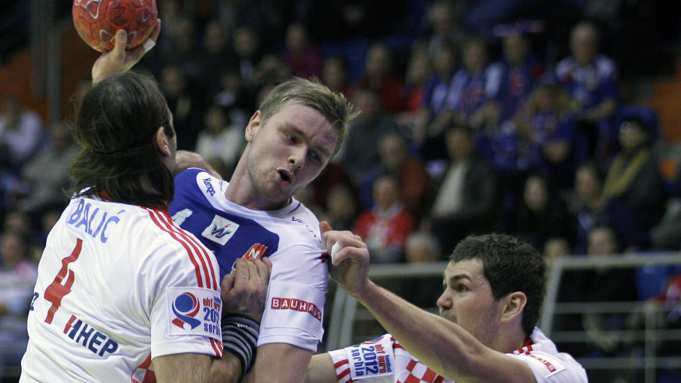 �PNET MED TAP: Aron Palmarsson (i midten) og Island ble for lette mot Kroatia. Derfor m� Norge beseires i morgen. Foto: AP/Darko Vojinovic