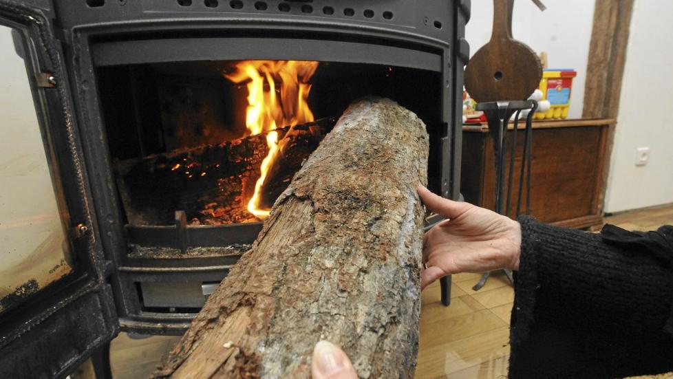 VEDFYRING: Ved riktig fyring f�r du mest mulig varme ut av veden og belaster milj�et minst mulig. Foto: Colourbox/Daniel Bedrunes