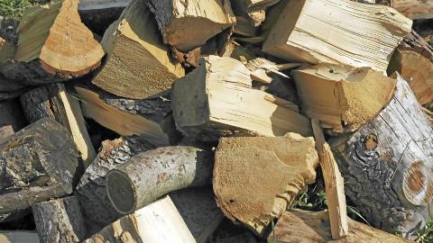 GROVE KUBBER: Husk � hogge eller tilvirke lettere opptenningsved i tillegg til de grove vedskiene. Foto: Colourbox