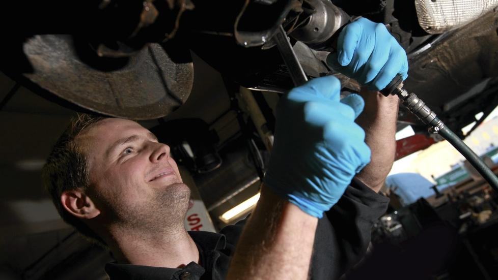 VERKSTED: Merkeverkstedene er generelt sett dyrere enn de uavhengige. R�hne Selmer i Oslo har imidlertid billigst hovedservice p� en Mondeo. Her jobber mekaniker Kenneth Pedersen hos R�hne Selmer p� Ensj� p� en Ford Focus. Foto: Egil Nordlien HM Foto