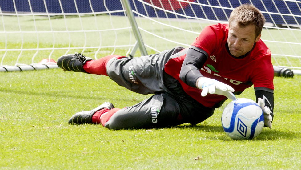 VIL TILBAKE FOR NORGE: Jon Knudsen p� landslagstrening i fjor sommer. FFK sier de er glad for � ha f�tt en keeper med ambisjoner om � spille seg tilbake p� landslaget. Foto: Kyrre Lien, Scanpix