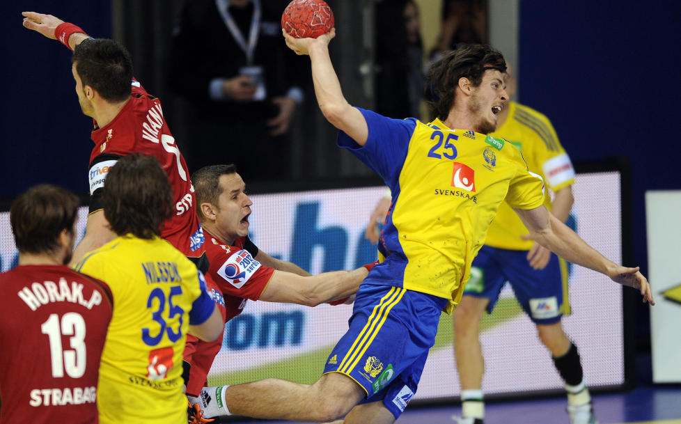 VIDERE: Sveriges Kim Ekdahl Du Rietz scorer mot Tsjekkia. Sverige vant 33-29, og er sikret avansement f�r siste innledende kamp mot Tyskland. < br>Foto: Attila Kisbenedek, AFP/Scanpix