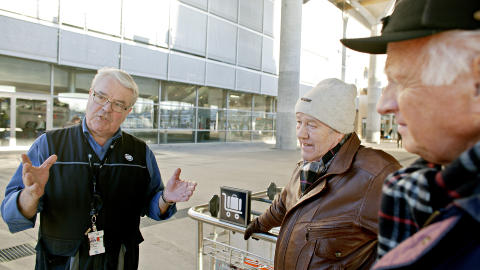 JOBBET HARDT: - Vi hadde nesten ikke sykdomsfrav�r, men m�tte opp p� jobben selv om vi har hatt snue i nese og hals, sier Asbj�rn Eggum (73) (t.h.). Her sammen med Jan Alf Severinsen (67) (t.v.) og Torgeir Odd Petersen (77) (i midten). Ingen av dem vil jobbe for ISS lengre. Foto: TORBJ�RN GR�NNING/DAGBLADET