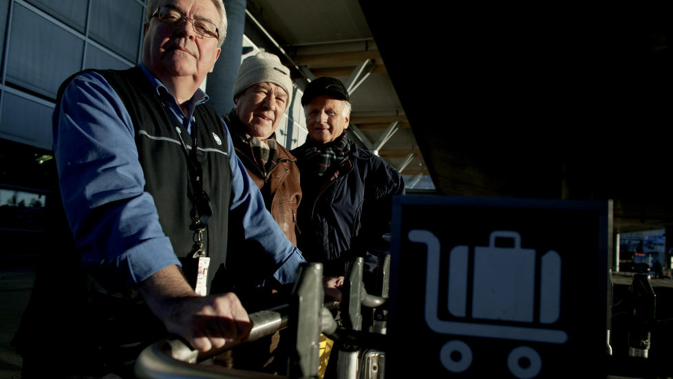 SLUTTER I PROTEST: Pensjonistene Jan Alf Severinsen (67), Torgeir Odd Petersen (77) og Asbj�rn Eggum (73), har alle jobbet som trallebetjenter p� Oslo Lufthavn Gardermoen. N� orker de ikke mer, og slutter i protest. Foto: TORBJ�RN GR�NNING/DAGBLADET
