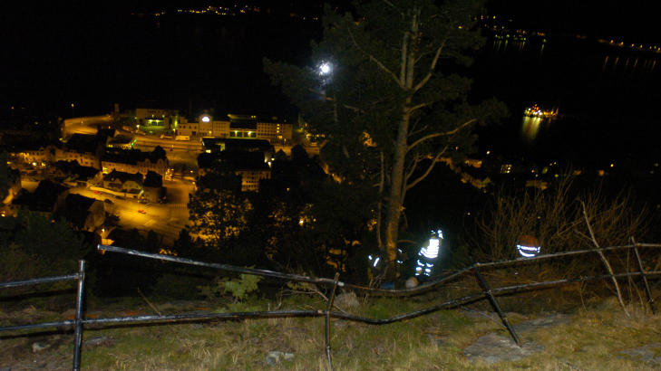 H�YT: Her startet den ville ferden til mannen i 30-�rene. SUV-en han kj�rte stoppet ved et stup, flere titalls meter nede i fjellsiden. Foto: Fridgeir Walderhaug / Dagbladet