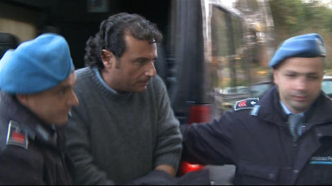 HUSARREST: Francesco Schettino ble overf�rt fra fengsel til husarrest i g�r kveld.  Foto:  REUTERS/Reuters TV