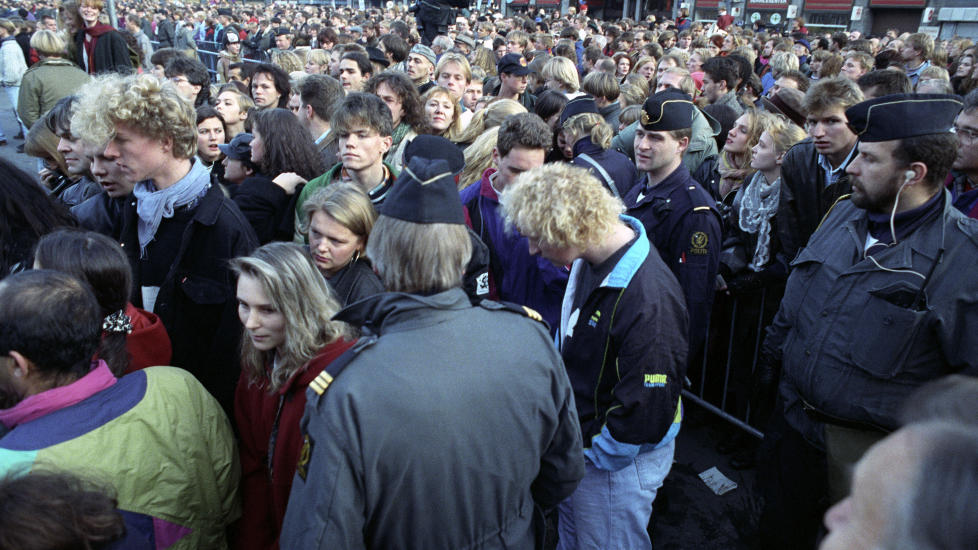 I 1991: 8000 mennesker snur FMI-leder Arne Myrdal (Folkebevegelsen Mot Innvandring) ryggen da han begynner � tale p� Youngstorget i Oslo sentrum. Foto: Terje Bendiksby/Scanpix