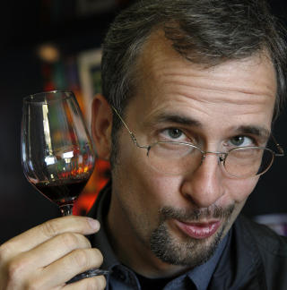 SLIK: - Sehr gut, sier den tyske advokaten Stefan Maxara, som �ver p� hvordan en proff vinsmaker inntar de edle dr�pene. Legg merke til at glasset bare skal holdes rundt stetten for � unng� un�dig oppvarming av vinen. Foto: EIVIND PEDERSEN