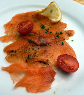 LEKKERT: P� vin- og gourmetturen i Margaux st�r ogs� norsk laks p� menyen - med deilig tilbeh�r. Foto: EIVIND PEDERSEN