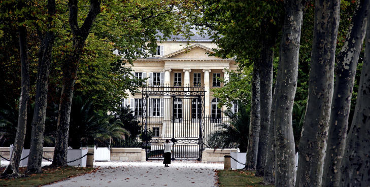 INGEN ADGANG: Vakre Chateau Margaux lager noen av verdens beste viner, men er dessverre utilgjengelig for publikum. P� polet m� du gi flere tusen kroner for � f� n�rkontakt med vinen. Foto: EIVIND PEDERSEN