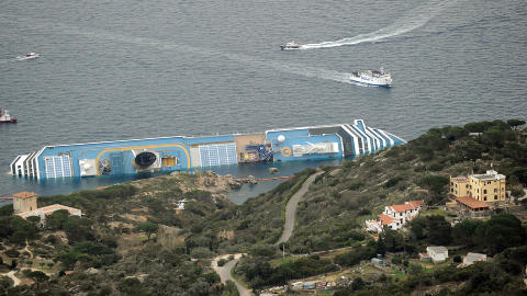 N�RME LAND: Cruiseskipet var oppsiktsvekkende n�rme land da det kantret. Foto: AFP PHOTO / VINCENZO PINTO