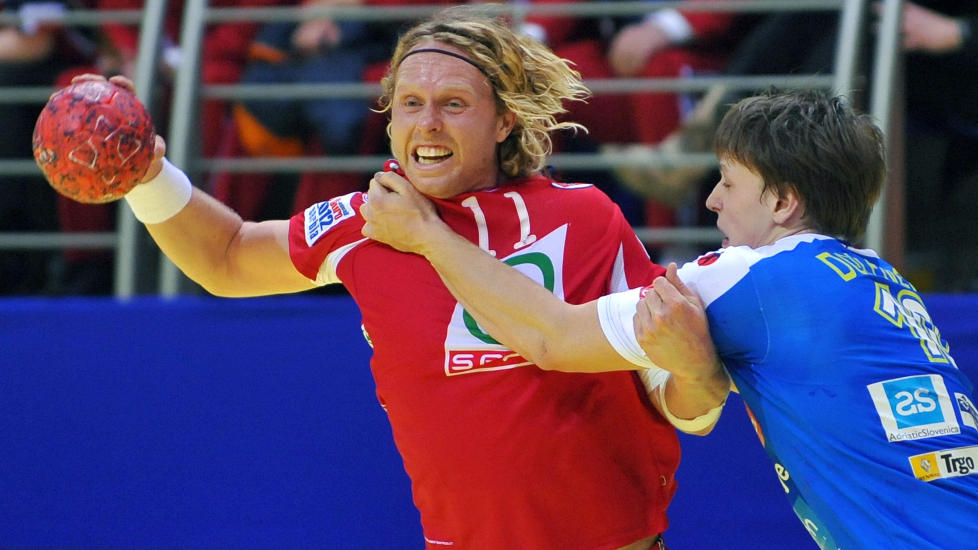 VIKTIG BRIKKE: Erlend Mamelund satt bare p� benken i et halvt minutt i �pningskampen mot Slovenia. I kveld m� han spille opp mot sitt aller beste, om Norge skal sl� h�ndballstorebror Island. Foto: AFP PHOTO / ANDREJ ISAKOVIC