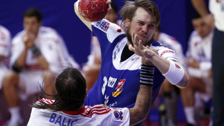 D�RLIG START: Kristjan Kristjansson og Island ledet nesten hele kampen mot Kroatia, men sprakk de siste minuttene. Foto:   REUTERS/Ivan Milutinovic (SERBIA  - Tags: SPORT HANDBALL)