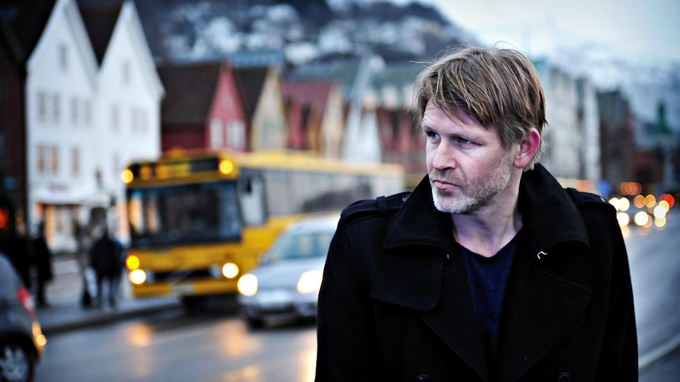 M�RK OG VOLDELIG: Varg Veum i Trond Espen Seims sin skikkelse p� Bryggen i Bergen i anledning innspillingen av De d�de har det godt. Foto: Filmweb