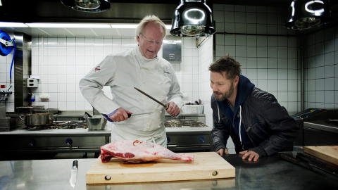 MATLIDENSKAP: Selv om Stig Henrik Hoff har byttet ut kokkekarrieren med skuespill, slutter han aldri � v�re kokk, og ser det som en gave at han ikke har angst for � lage mat til mange. Foto: Thomas Haugersveen / Dagbladet