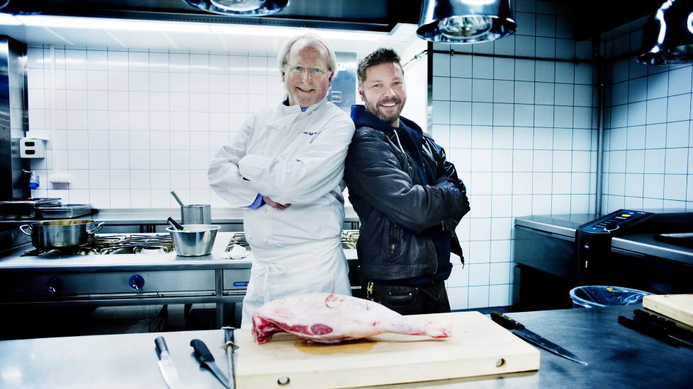 KOKKEKAMP: Mer enn tjue �r etter at Eyvind Hellstr�m hadde Stig Henrik Hoff som l�rling p� Bagatelle, m�tes de to igjen p� kj�kkenet i �Hellstr�m inviterer�.  Foto: Thomas Haugersveen / Dagbladet