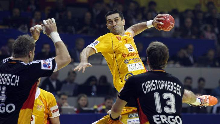 SKUDD: Kiril Lazarov skj�t fra ni meter med 13 sekunder igjen � spille mot Tyskland. Makedonia mener han scoret, mens dommerne ikke d�mte scoring. Foto: REUTERS/Stoyan Nenov