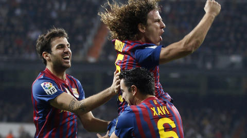 SCORET:  Carles Puyol headet inn 1-1 etter corner. Foto:   REUTERS/Sergio Perez