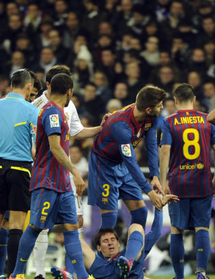 Her blir Messi tr�kket p� av Pepe