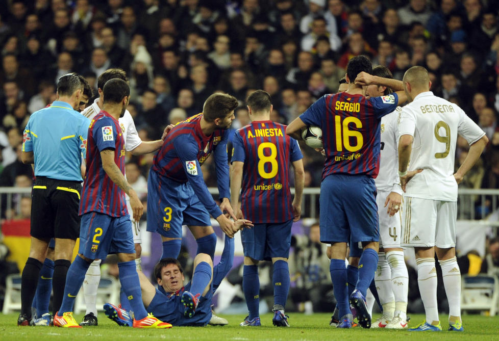 BLE TR�KKET P�: Barcelonas Lionel Messi ble liggende med tydelig vondt i h�nda etter at Real Madrids Pepe tr�kket p� ham da dommeren ikke s� p�. Foto:  AFP PHOTO / PEDRO ARMESTRE