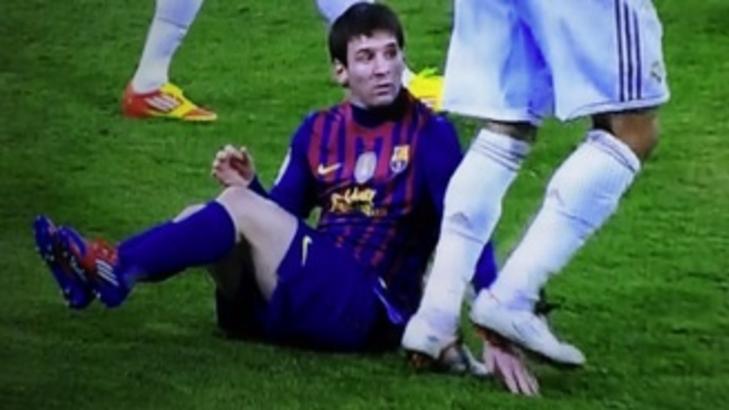 TR�KKET P�: Her blir Messi tr�kket p� av Pepe. Foto: Skjermdump, Canal 