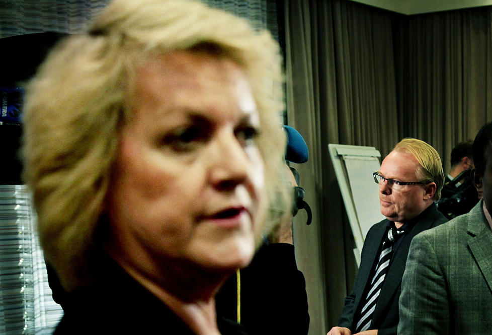 KRISTIANSEN OG SANDBERG: PST-sjef Janne Kristiansen og Frps Per Sandberg fotografert under PSTs pressekonferanse 2. desember i fjor. Foto: Jacques Hvistendahl