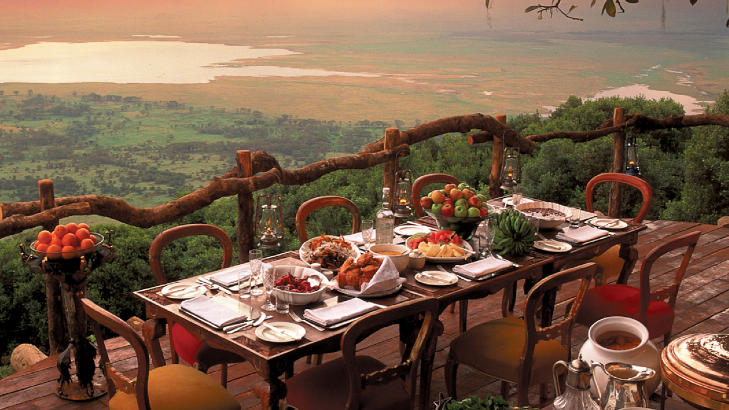 NGORONGORO: Fra kanten av krateret f�r du utsikt over dyrelivet, hos &Beyond i Tanzania. Foto: HOTELLET