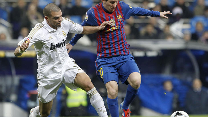 SLAKTER? Pepe (t.v) blir ikke straffet av det spanske fotballforbundet etter den ufine handlingen mot Messi. Foto: REUTERS/Susana Vera