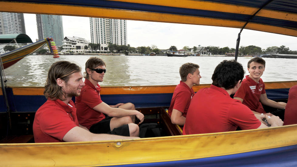 P� ELVA: Fridag for det norske landslaget i fotball, som er i Bangkok. Da ble det tid til en tur med longtailb�ter.
Foto: Hans A Vedlog / Dagbladet