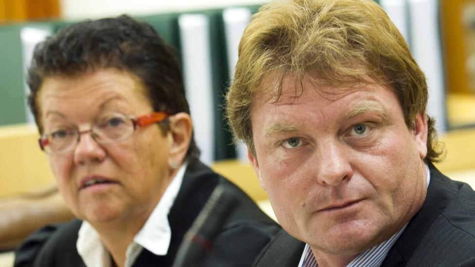 BEDRAGERITILTALT: Byggmester Harald Langemyhr og hans forsvarer Ellen Holager Anden�s i retten. Foto: HEIKO JUNGE / SCANPIX