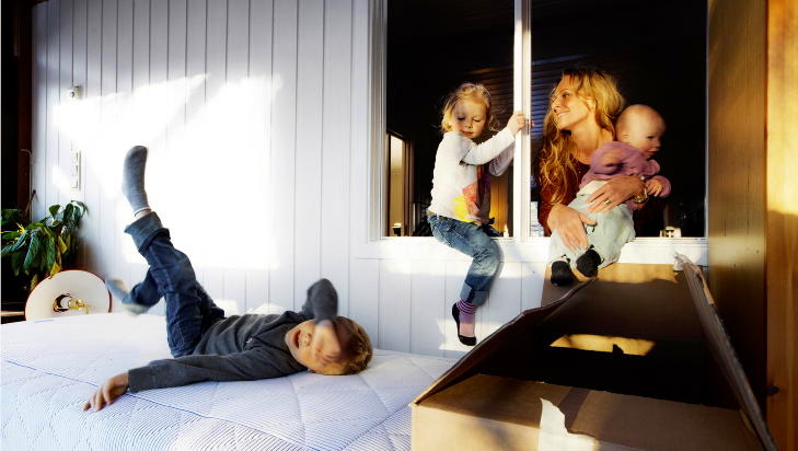 GJENGEN: - Vi er en s�nn familie der alle er veldig opp� hverandre, alle sammen i sofaen, sier Marte sammen med Mingus (5), Lotte (snart 3) og lille Signe (11 m�neder). Foto: Nina Ruud