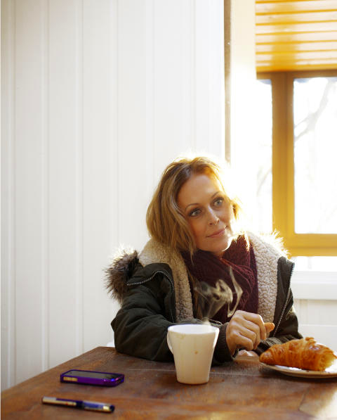 SELVTILLIT: Hun selv kommer fra en n�r, raus og h�ylytt familie med l�rere, rektorer og journalister. - Broren min og jeg fikk tro p� at vi kunne greie alt, sier hun. Foto: Nina Ruud
