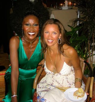 FRUSTRERTE: Fumi Desalu-Vold sammen med Vanessa Williams fra «Frustrerte fruer». Foto: Privat FRUSTRERTE: Fumi Desalu-Vold sammen med Vanessa Williams fra «Frustrerte fruer». Foto: Privat