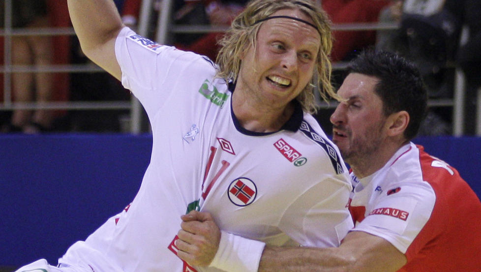 BYTTET SIDE: Erlend Mamelund (t.v) var ikke drillet for h�yrebackposisjonen han fikk mot Island i g�r kveld. Her i duell mot Alexander Petersson. Foto: AP/Darko Vojinovic