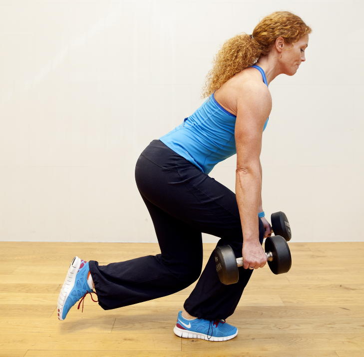 KNEB�Y P� EN FOT: 1. G� s� langt ned du klarer p� ett bein i gulvet, og et b�yd bak deg. Bruk vekter for st�rre effekt. 2. Hold en stolt rygg og et sterkt senter. Tenk at du heller skal svaie �rlittegrann i ryggen fremfor � krumme den. Ha tyngde p� hele fotbladet, fremfor � st� p� t�a. G� s� langt ned du klarer.

Foto: Elisabeth Sperre Alnes