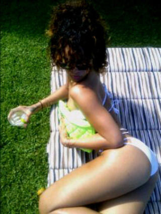 SEXY: Rihanna poserer i bikini p� Hawaii. Foto: Twitter