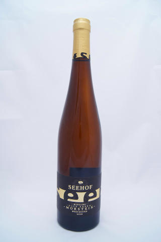 SEKSER FRA TYSKLAND: Seehof Morstein Riesling Trocken 2010 fra Rheinhessen får 90 poeng i testen. SEKSER FRA TYSKLAND: Seehof Morstein Riesling Trocken 2010 fra Rheinhessen får 90 poeng i testen.