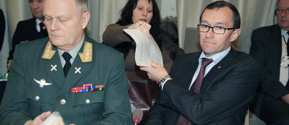  SETTER NED FOTEN  : Forsvarsdepartementet bestemmer hvem som skal f� delta p� NATO Defence College i Roma. N� sette Forsvarsminister Espen Barth Eide ned foten, og nekte Kirstiansen � delta. Foto: Jacques Hvistendahl