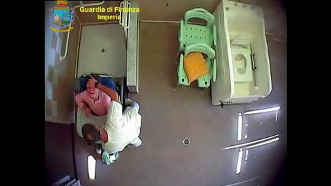GJENTATTE SLAG:  Mens pasienten sitter tilsynelatende helt i ro i rullestolen, sl�r pleieren personen gjentatte ganger i hodet. Foto: Guardia di Finanza Imperia/San Remo News