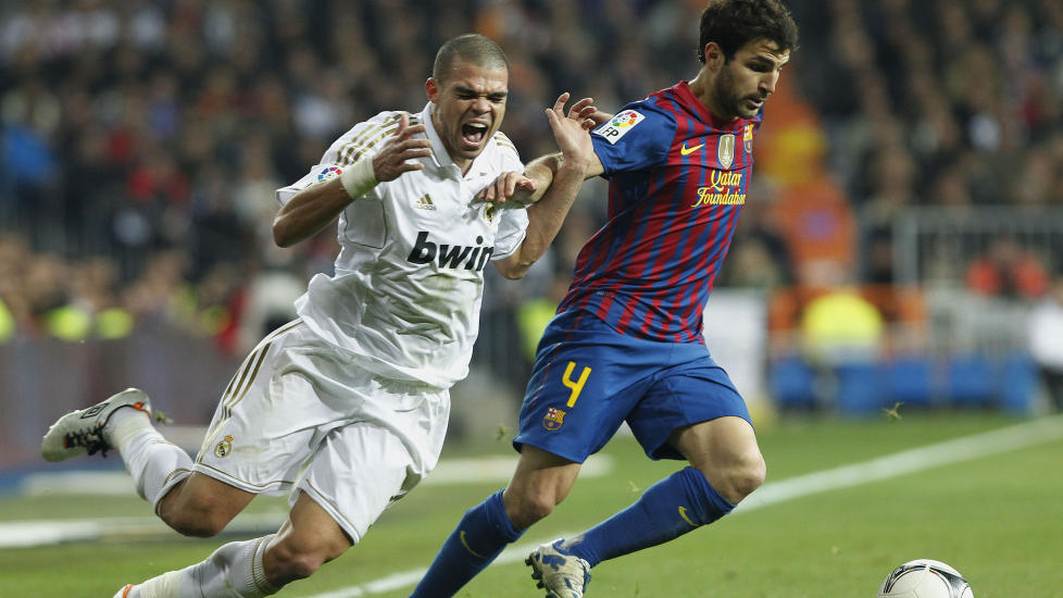 SKUESPILL: Pepe tr�kket ikke bare p� foten til Lionel Messi. Han gikk ogs� meget lett i bakken ved flere anledninger. Her kaster han seg i bakken, med henda til ansiktet, etter en duell med Cesc Fabregas. Foto: AP Photo / Andres Kudacki / Scanpix