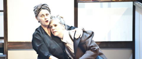 Ukritisk blikk p&aring; politisk teater