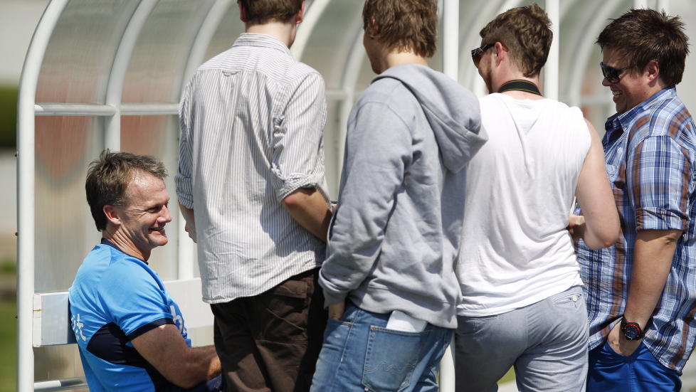 ANEKDOTE: Norske journalister flokker seg rundt keepertrener Frode Grod�s (t.v.) etter treningen til det norske fotballandslaget i Bangkok. 
Foto: Erlend Aas / Scanpix