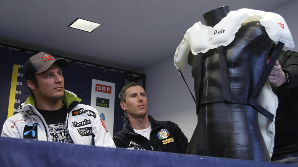 SIKKERHETSREVOLUSJON: Aksel Lund Svindal og Italias Werner Heel studerer den s�kalte �Wave Air Back Protector�, airbagdrakten som skal kunne beskytte alpinistene under fall.Foto: SCANPIX/REUTERS/Leonhard Foeger
