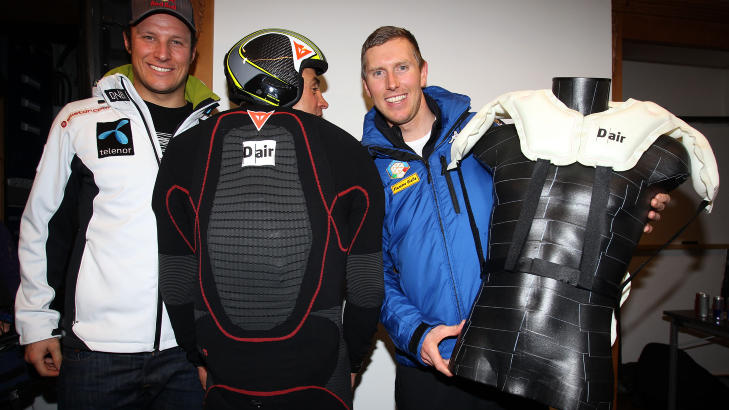 RYGGDEKNING: Svindal, Kristian Ghedina og Heel viser fram airbagen fra flere vinkler.Foto: SCANPIX/AP/Alessandro Trovati