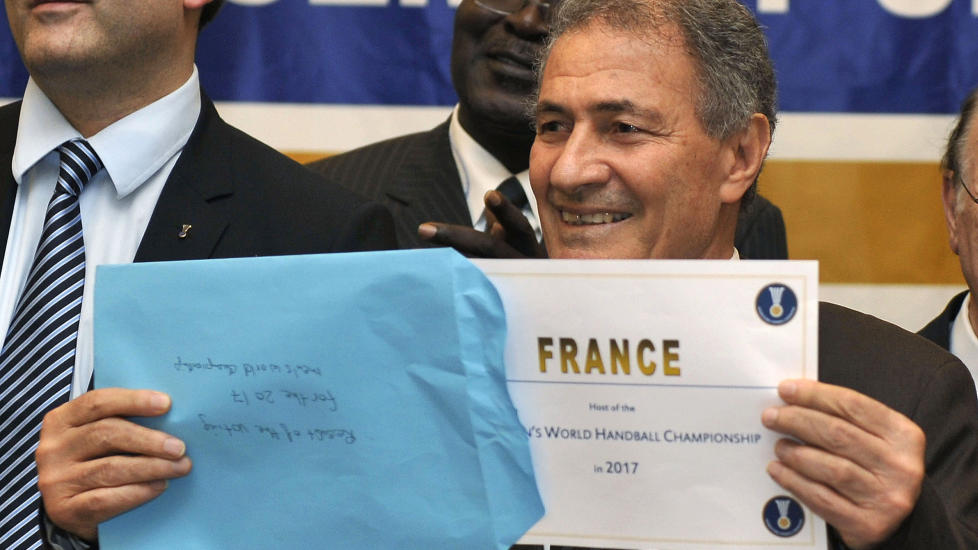  ALLES BESTEVENN?:  N� trekker h�ndballpresident Hassan Moustafa ogs� europeiske navn ut som vinnere av VM-arrangement. Egypteren har full kontroll over sporten. I hvert fall f�r tyske politimyndigheter konkluderer i bestikkelsessaken mot ham. FOTO: AFP PHOTO / Nelson ALMEIDA.