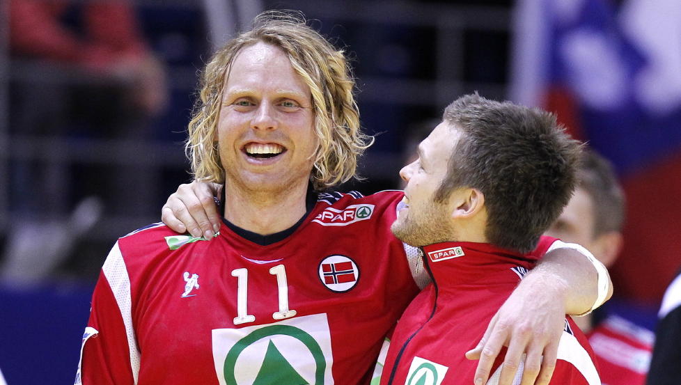 SAMHOLD: Erlend Mamelund og Vegard Samdahl demonstrerer noe av innholdet i bruken av Ubuntu-ropet.
Foto: Gorm Kallestad / Scanpix