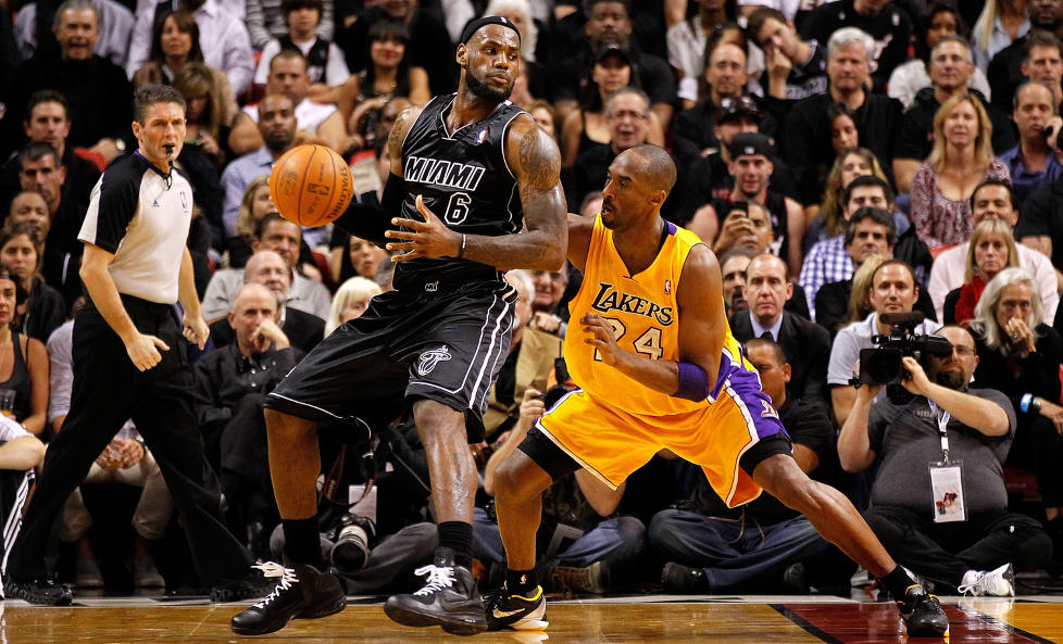 SUPERSTJERNER: LeBron James og Kobe Bryant i duell i natt.Foto: SCANPIX/Mike Ehrmann/Getty Images/AFP