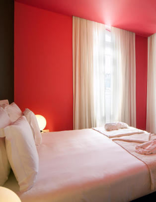 På dette hotellet må du passe deg for å sladre om de ansatte på norsk