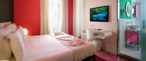 På dette hotellet må du passe deg for å sladre om de ansatte på norsk