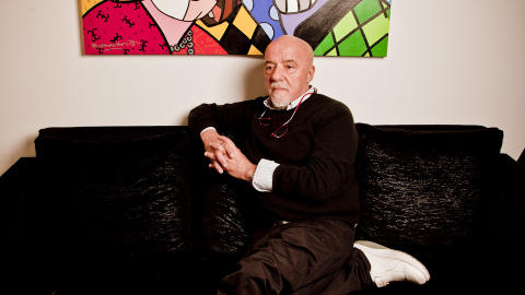 Kontoret: P� veggen bak Paulo Coelho henger et bilde av ham og kona. Her ser man ogs� de hvite masaiskoene..